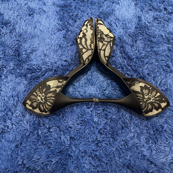 Stuart Weitzman Elegant Black and Cream Lace Heels - Picture 3 of 10